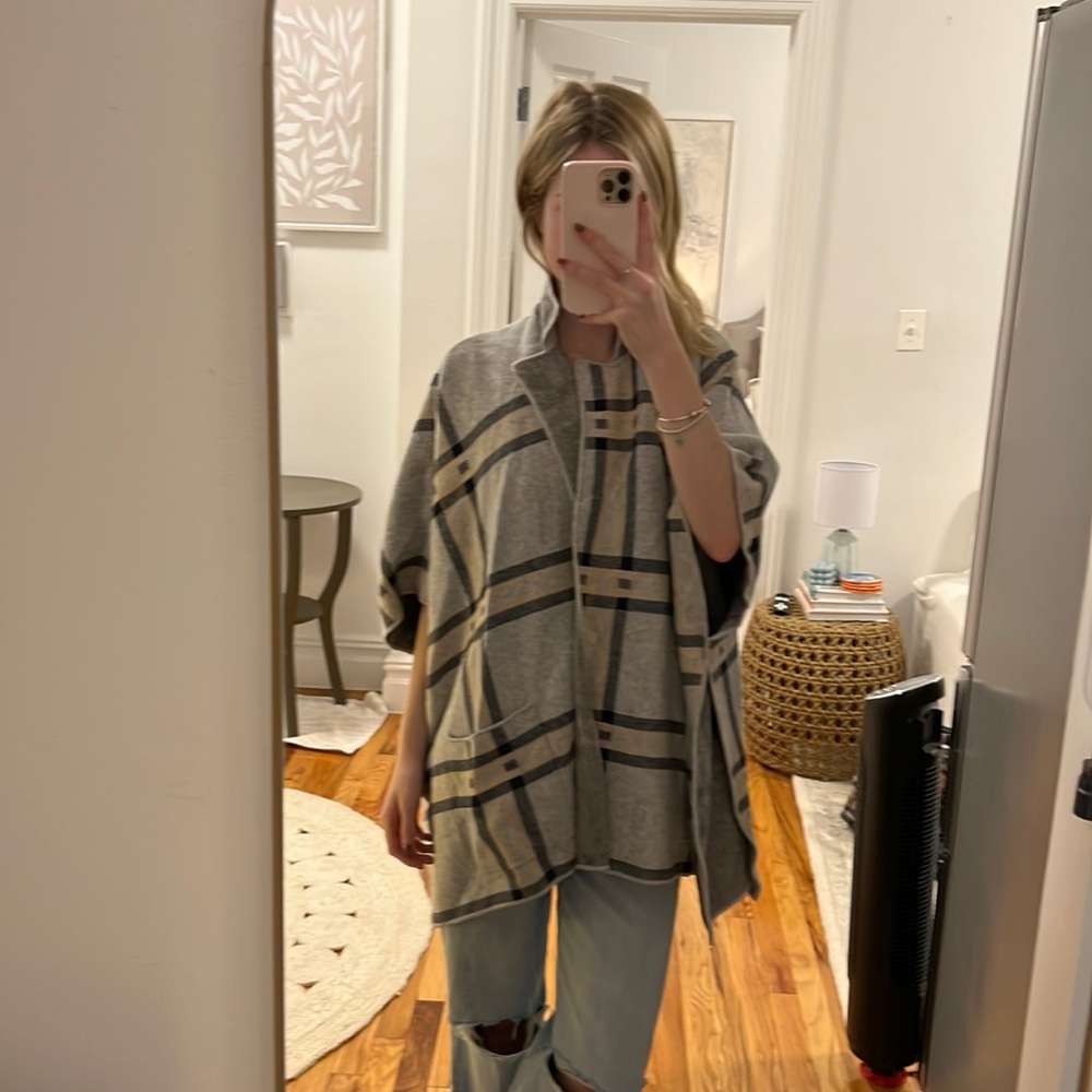 Classic, chic, poncho 🤍